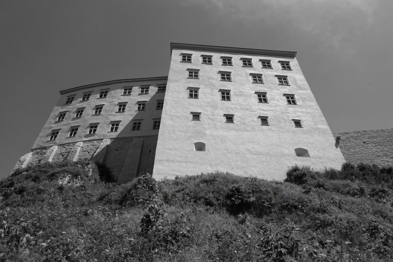 Zamek Pieskowa Skała na zielonym wzgórzu